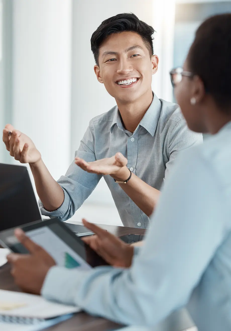Profissionais conversando sobre conformidade no ambiente de trabalho